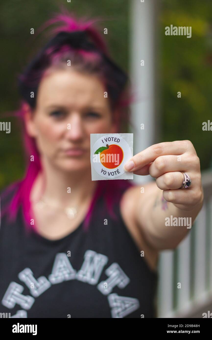 LAWRENCEVILLE, VEREINIGTE STAATEN - 29. Oktober 2020: Lawrenceville, GA / Vereinigte Staaten - 29 2020. Oktober: Eine Wählerin Georgiens zeigt ihren Sticker 'Ich habe gestimmt' nach Stockfoto