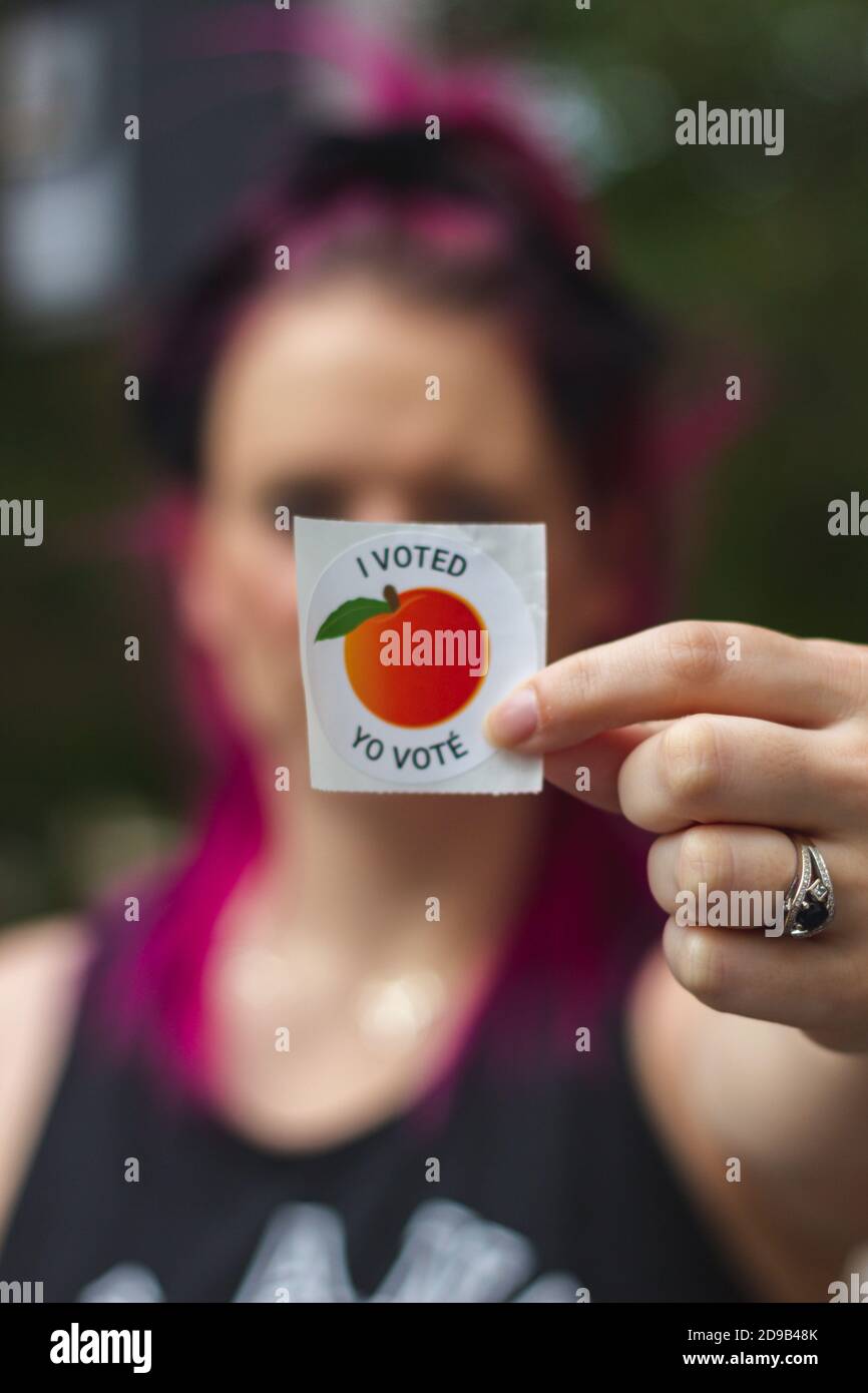 LAWRENCEVILLE, VEREINIGTE STAATEN - 29. Oktober 2020: Lawrenceville, GA / Vereinigte Staaten - 29 2020. Oktober: Eine Wählerin Georgiens zeigt ihren Sticker 'Ich habe gestimmt' nach Stockfoto