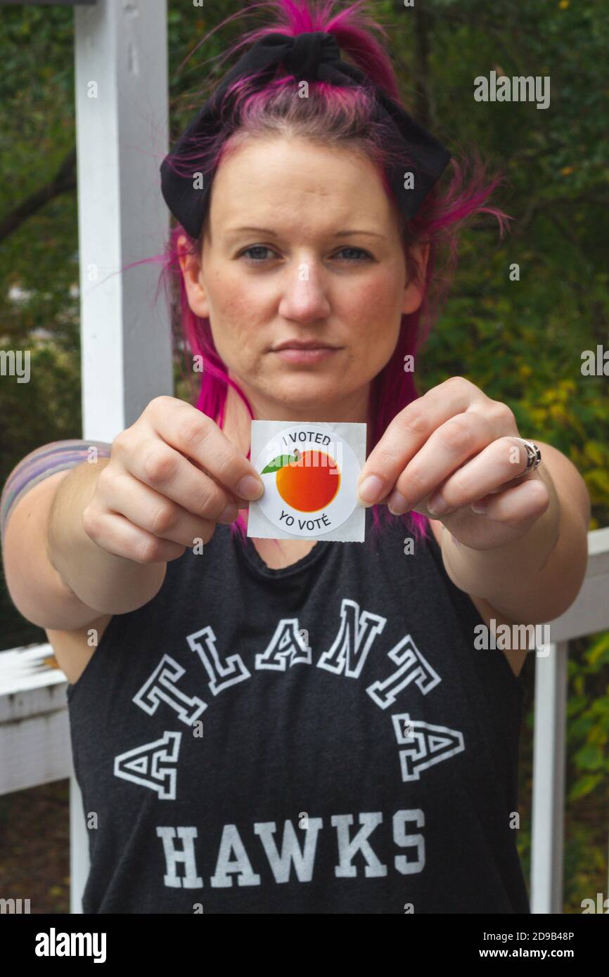 LAWRENCEVILLE, VEREINIGTE STAATEN - 29. Oktober 2020: Lawrenceville, GA / Vereinigte Staaten - 29 2020. Oktober: Eine Wählerin Georgiens zeigt ihren Sticker 'Ich habe gestimmt' nach Stockfoto
