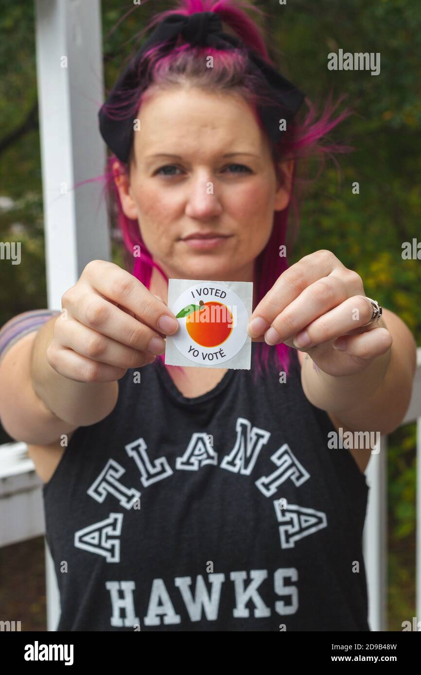 LAWRENCEVILLE, VEREINIGTE STAATEN - 29. Oktober 2020: Lawrenceville, GA / Vereinigte Staaten - 29 2020. Oktober: Eine Wählerin Georgiens zeigt ihren Sticker 'Ich habe gestimmt' nach Stockfoto