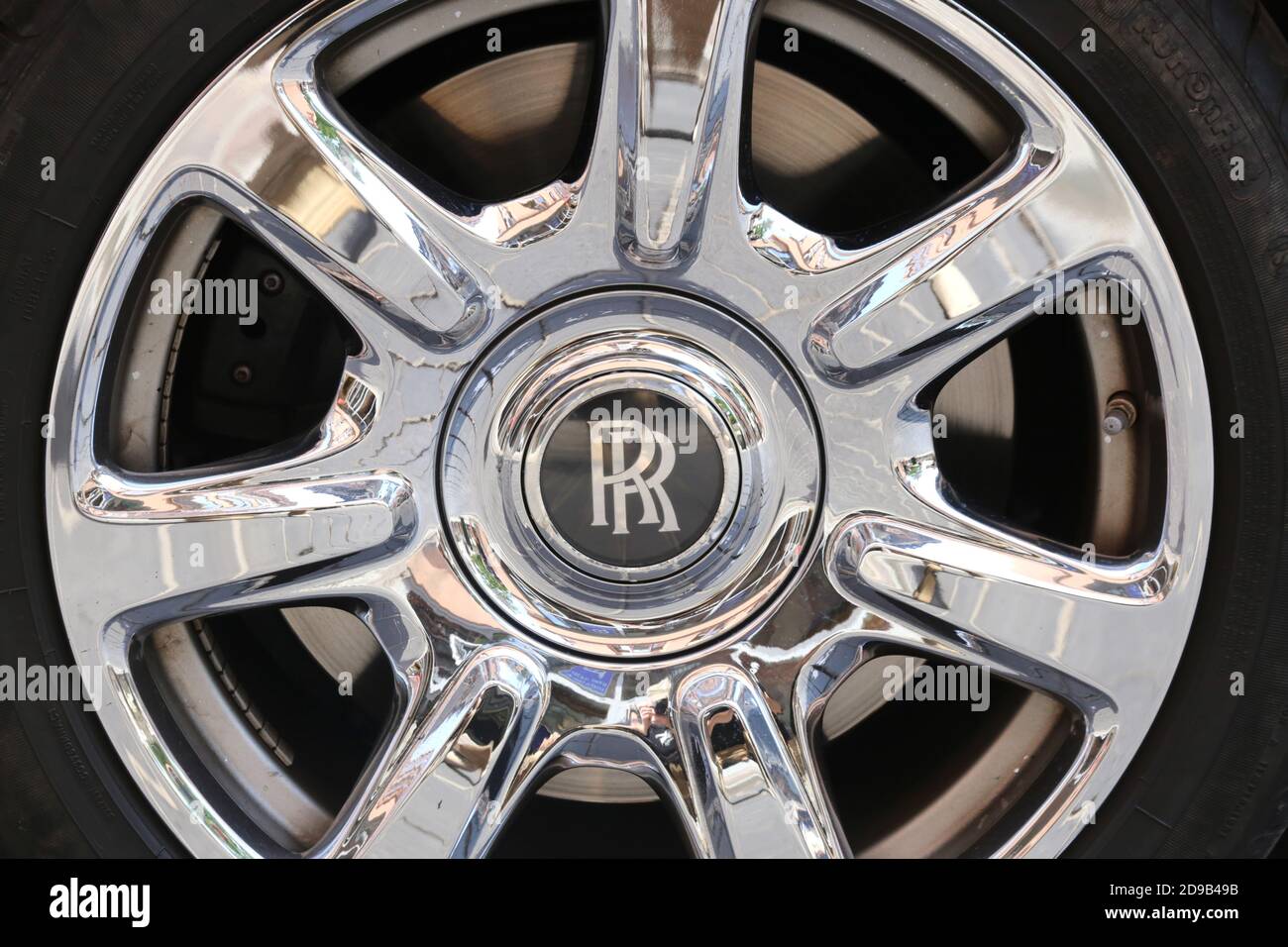 Krakau. Krakau. Polen. Rolls-Royce Wraith Luxusauto im Zentrum der Altstadt geparkt. RR-Logo auf der Radkappe des Fahrzeugs. Stockfoto