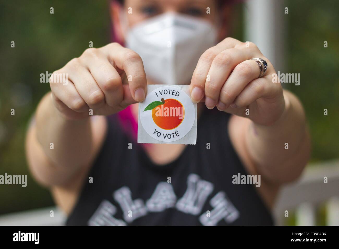 LAWRENCEVILLE, VEREINIGTE STAATEN - 29. Oktober 2020: Lawrenceville, GA / Vereinigte Staaten - 29 2020. Oktober: Eine Wählerin Georgiens zeigt ihren Sticker 'Ich habe gestimmt' nach Stockfoto