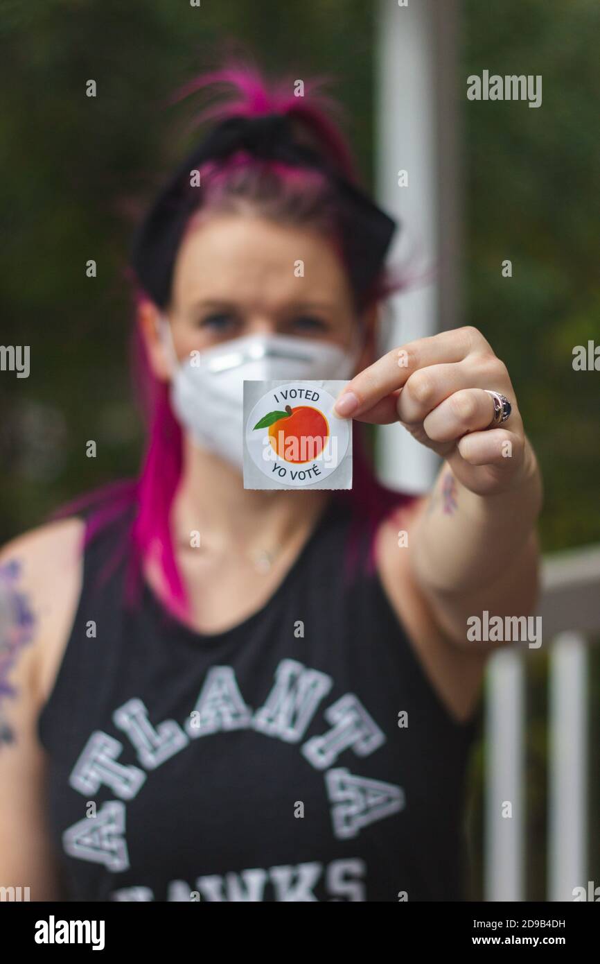 LAWRENCEVILLE, VEREINIGTE STAATEN - 29. Oktober 2020: Lawrenceville, GA / Vereinigte Staaten - 29 2020. Oktober: Eine Wählerin Georgiens zeigt ihren Sticker 'Ich habe gestimmt' nach Stockfoto