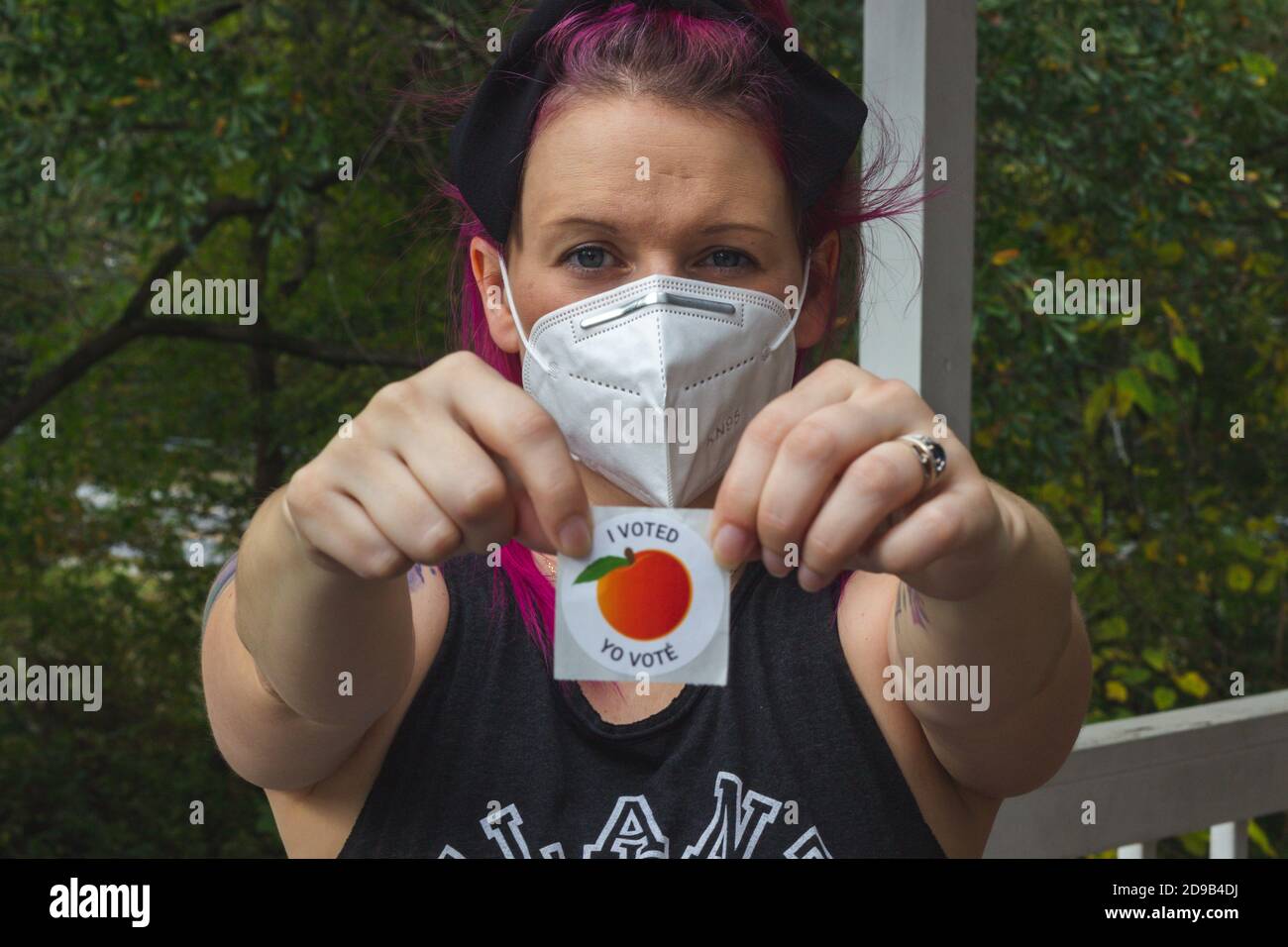 LAWRENCEVILLE, VEREINIGTE STAATEN - 29. Oktober 2020: Lawrenceville, GA / Vereinigte Staaten - 29 2020. Oktober: Eine Wählerin Georgiens zeigt ihren Sticker 'Ich habe gestimmt' nach Stockfoto