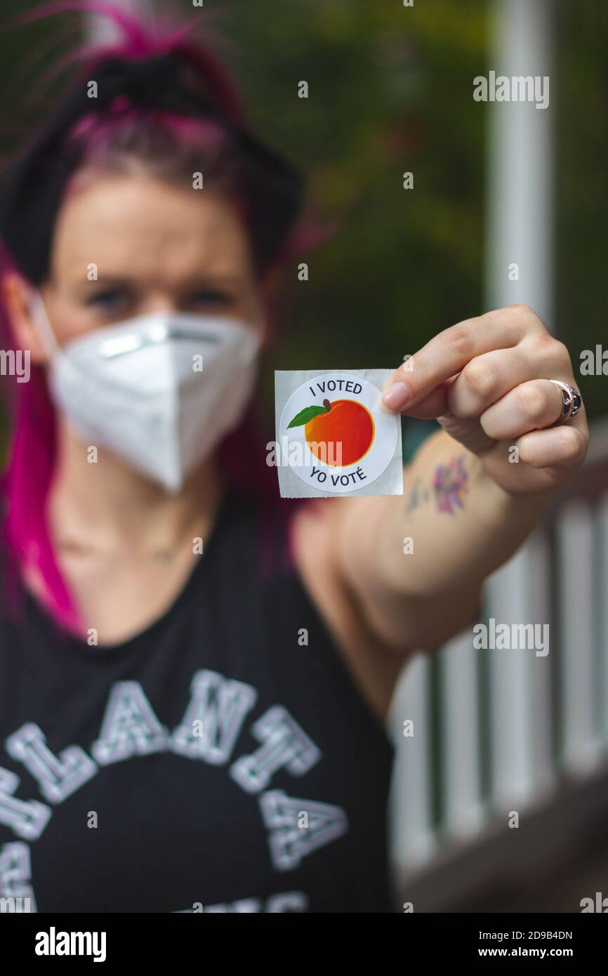 LAWRENCEVILLE, VEREINIGTE STAATEN - 29. Oktober 2020: Lawrenceville, GA / Vereinigte Staaten - 29 2020. Oktober: Eine Wählerin Georgiens zeigt ihren Sticker 'Ich habe gestimmt' nach Stockfoto