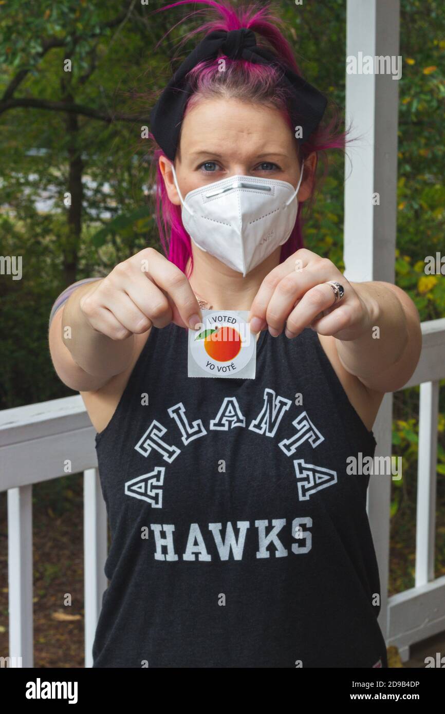 LAWRENCEVILLE, VEREINIGTE STAATEN - 29. Oktober 2020: Lawrenceville, GA / Vereinigte Staaten - 29 2020. Oktober: Eine Wählerin Georgiens zeigt ihren Sticker 'Ich habe gestimmt' nach Stockfoto