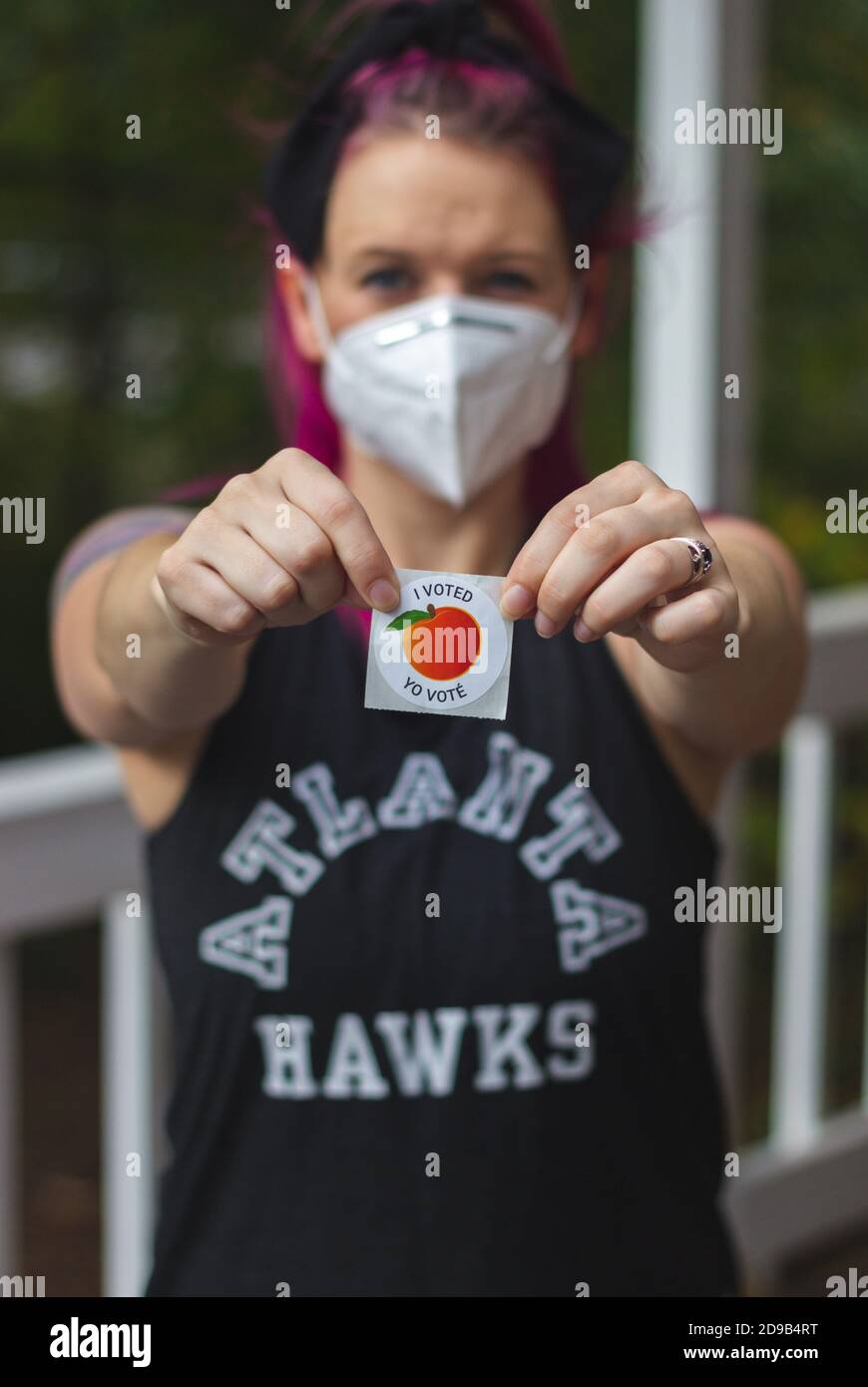 LAWRENCEVILLE, VEREINIGTE STAATEN - 29. Oktober 2020: Lawrenceville, GA / Vereinigte Staaten - 29 2020. Oktober: Eine Wählerin Georgiens zeigt ihren Sticker 'Ich habe gestimmt' nach Stockfoto