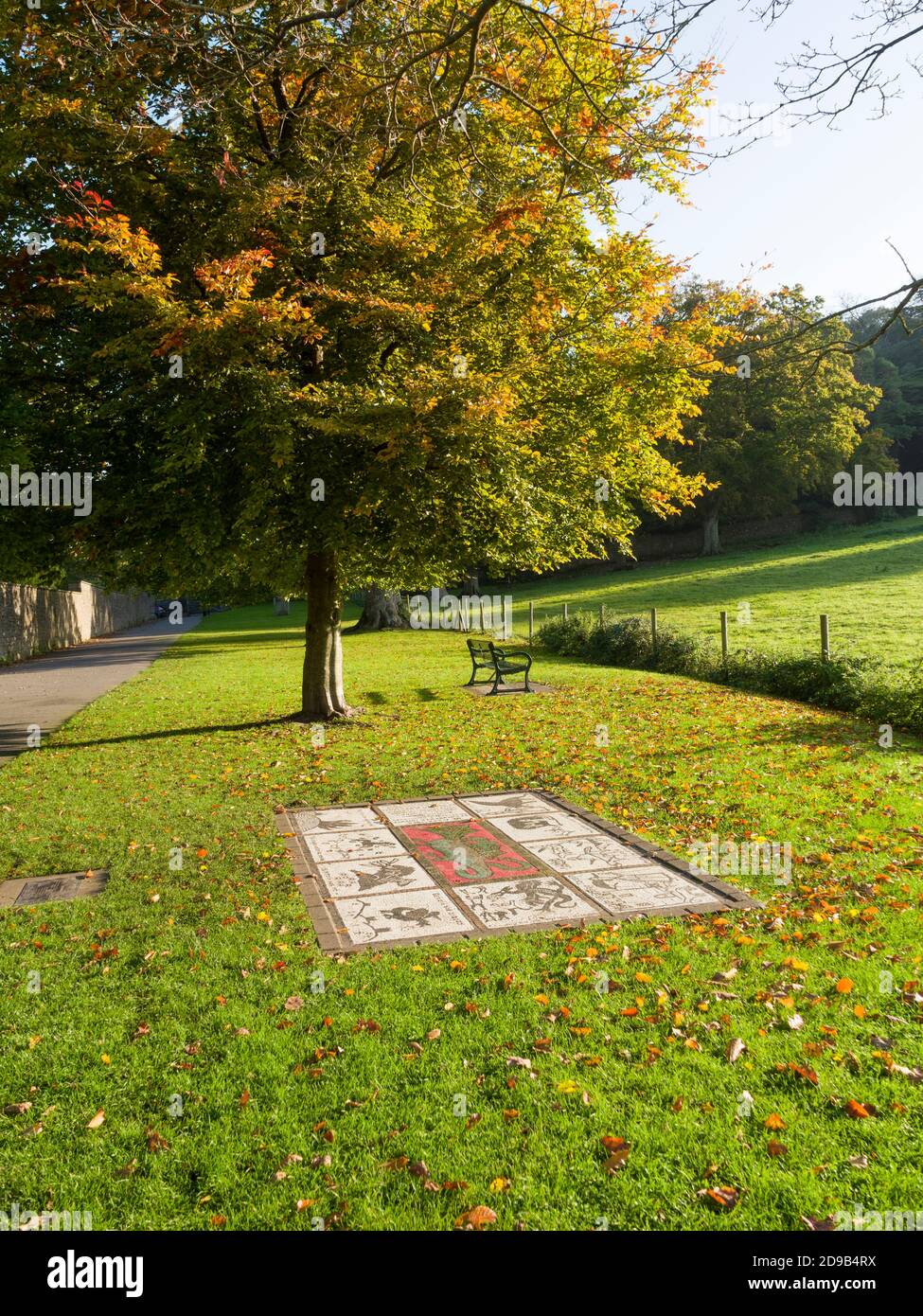 Das Worminster Dragon Mosaic entlang des Moat Walk neben den Palace Fields in der Stadt Wells, Somerset, England. Stockfoto