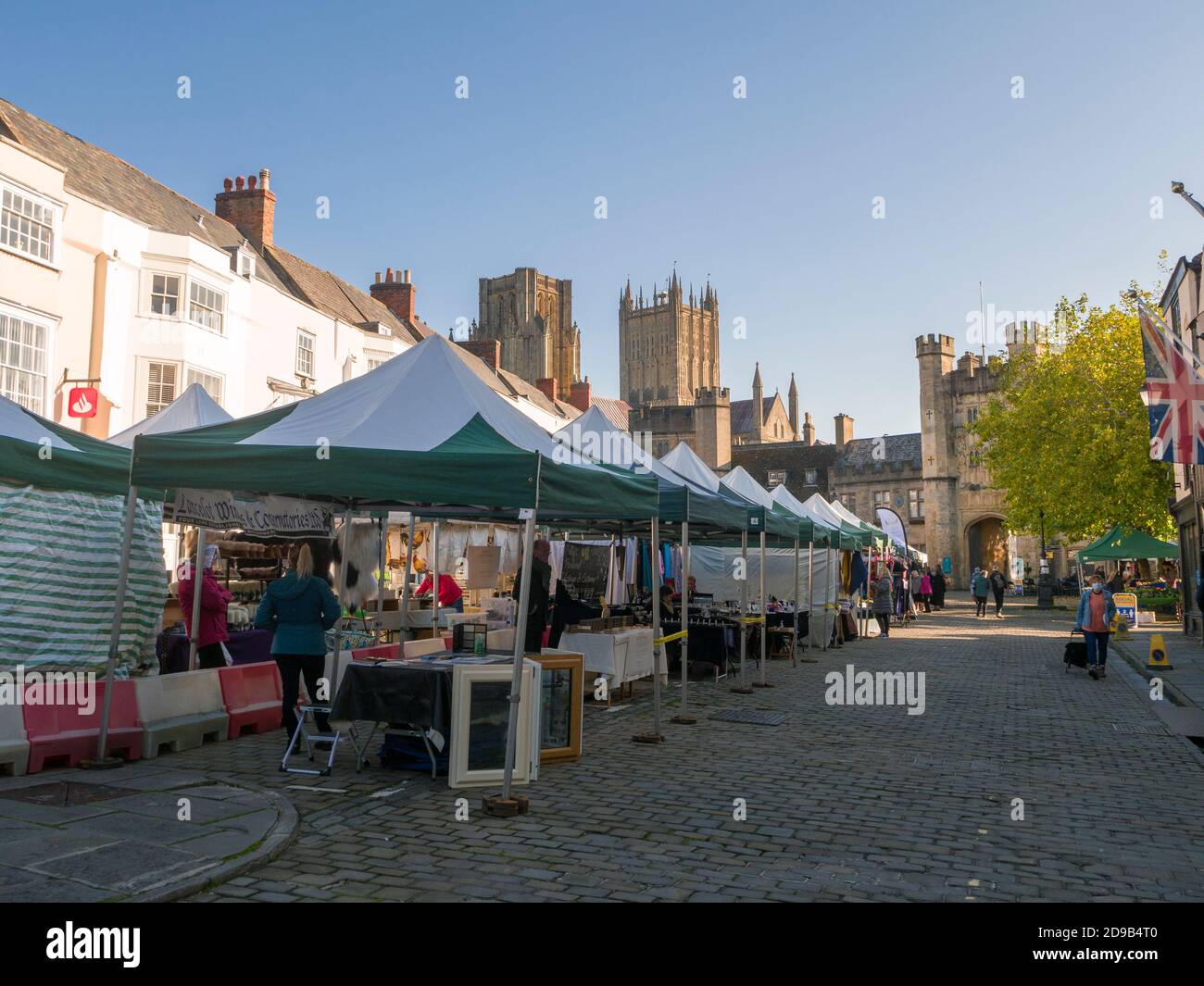 Der zweiwöchige Markt findet am Market Place in der Stadt Wells statt, mit der Kathedrale in der Ferne, Somerset, England. Stockfoto