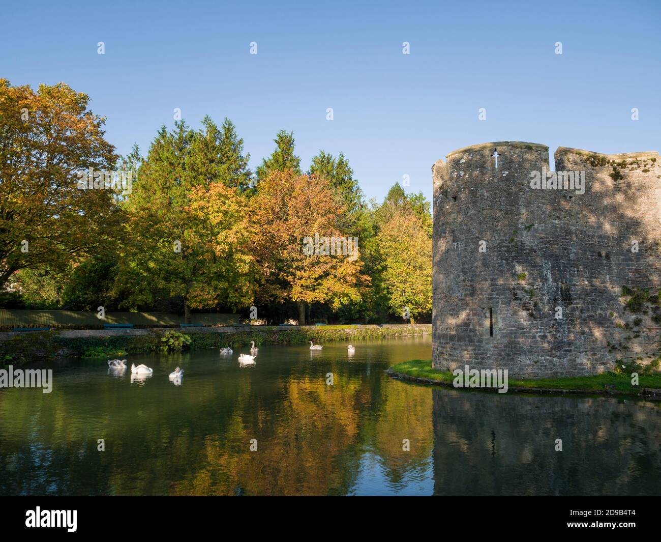 Der Bischofspalast Graben und Mauer im Herbst in der Stadt Wells, Somerset, England. Stockfoto
