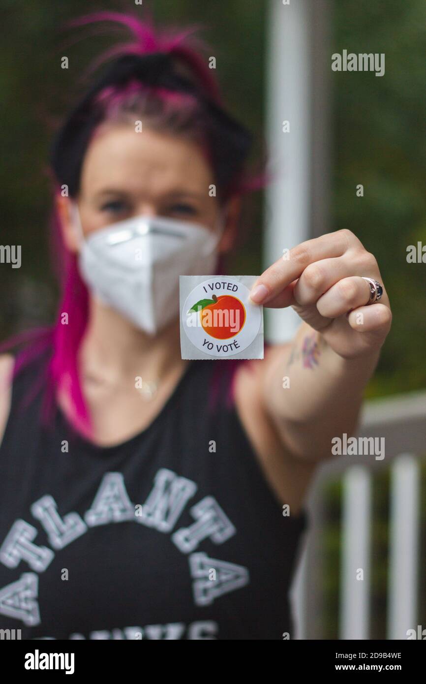 LAWRENCEVILLE, VEREINIGTE STAATEN - 29. Oktober 2020: Lawrenceville, GA / Vereinigte Staaten - 29 2020. Oktober: Eine Wählerin Georgiens zeigt ihren Sticker 'Ich habe gestimmt' nach Stockfoto