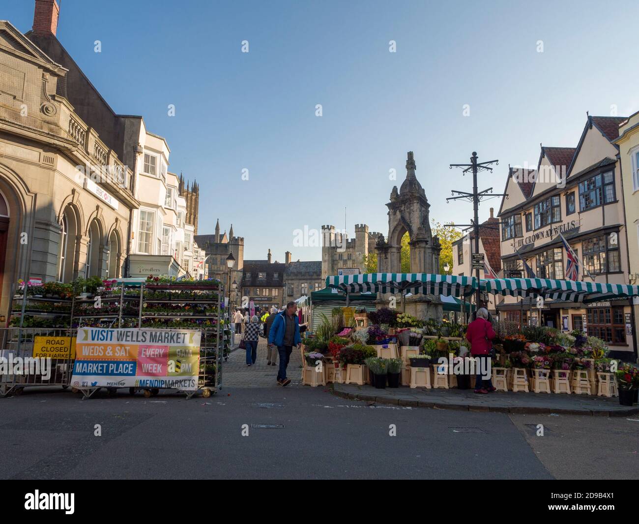 Der zweiwöchige Markt findet am Market Place in der Stadt Wells, Somerset, England statt. Stockfoto