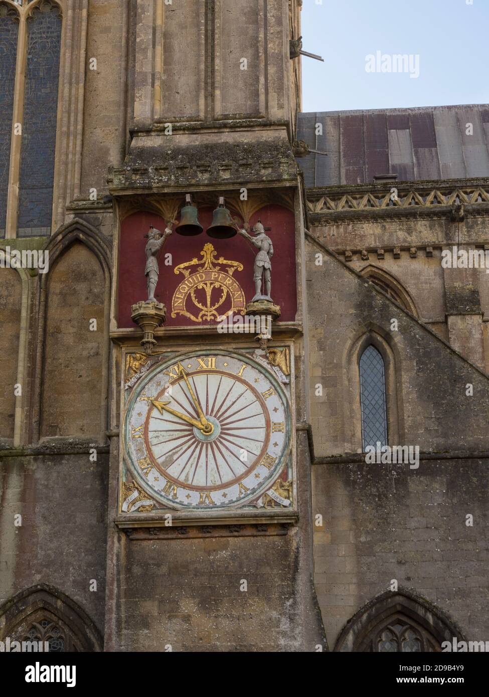 Die Außenseite der Wells Cathedral Uhr aus dem 14. Jahrhundert im Nordquerschiff der Wells Cathedral in der Stadt Wells, Somerset, England. Stockfoto