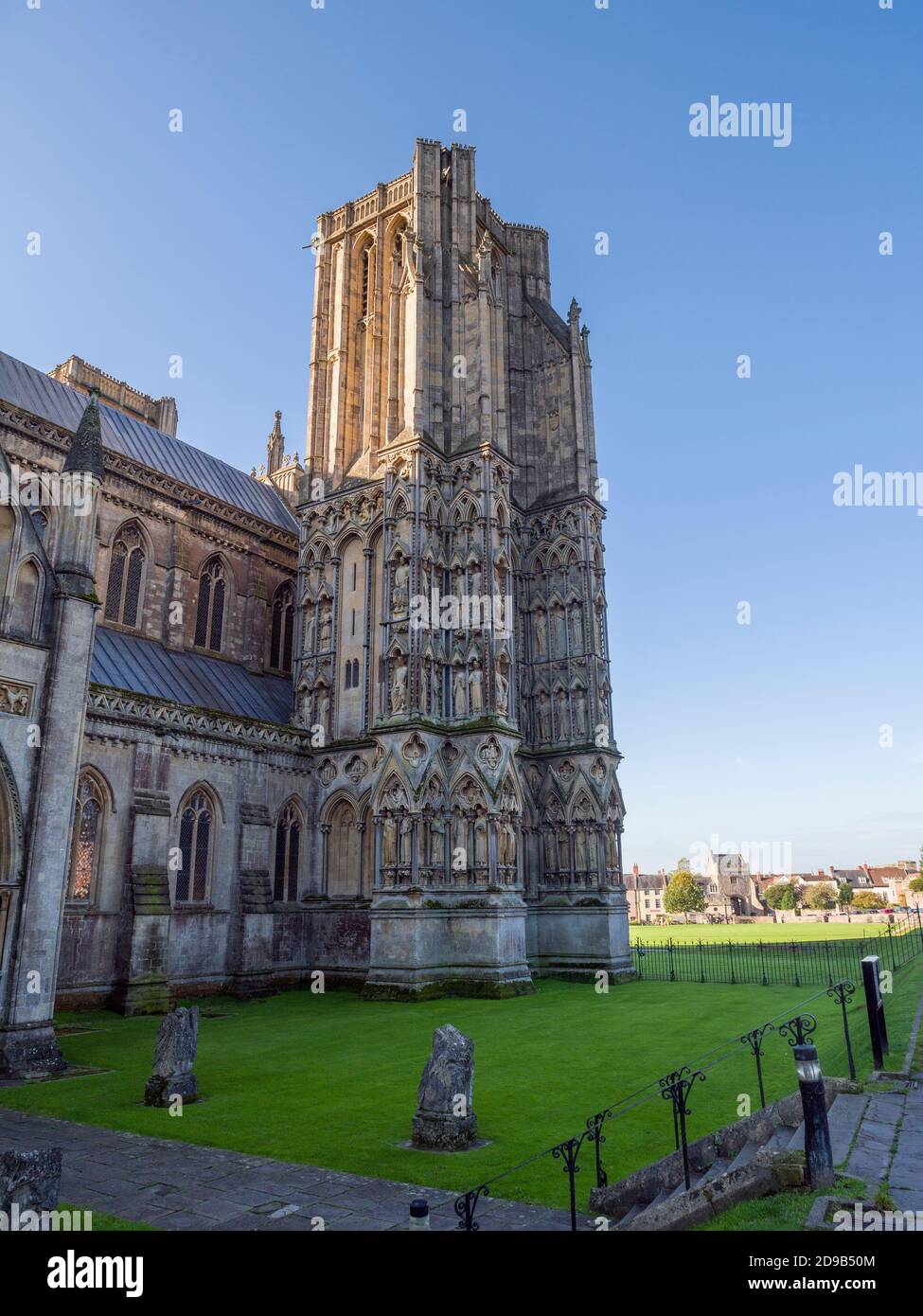Der nordwestliche Turm der Wells Cathedral in der Stadt Wells, Somerset, England. Stockfoto