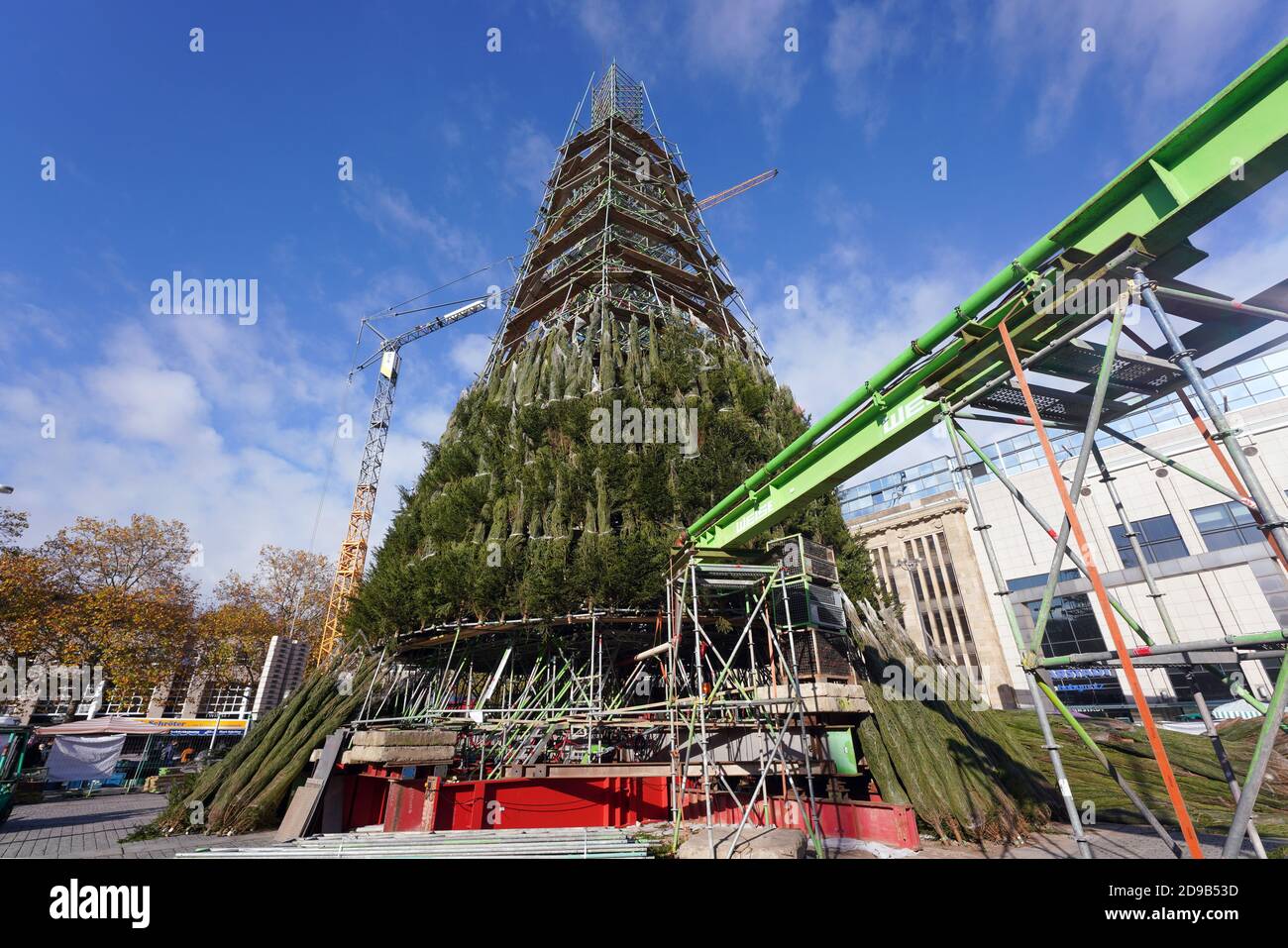 Dortmund, 4. November 2020: Der Bau des weltweit größten Weihnachtsbaums wird durch einen Beschluss der Dortmunder Stadtverwaltung vom 3. November 2020 mit Verweis auf die Coronapandemie nicht fortgesetzt. Das Gerüst mit dem halbfertigen Baum am Hansaplatz wird in den nächsten Tagen wieder abgebaut. Der Weihnachtsmarkt wurde in der Woche zuvor abgesagt. Stockfoto