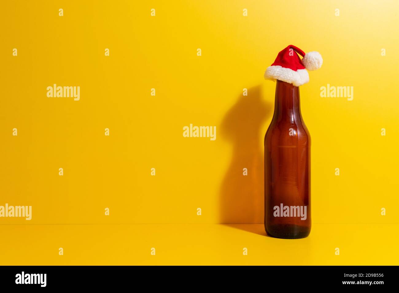 Bierflasche mit weihnachtshut dargestellt die Feiertage Stockfoto