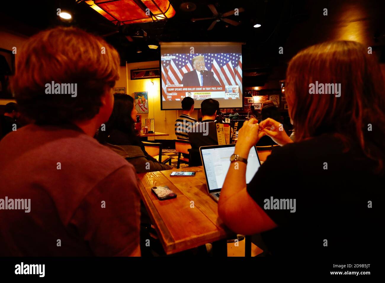 Taipeh, Taiwan. November 2020. Eine Gruppe von Amerikanern, die in Taiwan leben, treffen sich in einer Bar, sehen sich Streaming-Videos für die Live-Ergebnisse der Wahl und die Rede von Donald Trump im Fernsehen an, bevor die endgültigen Ergebnisse veröffentlicht werden, in Taipei City, Taiwan, am 4. November 2020. (Ceng Shou Yi/ Credit: SIPA USA/Alamy Live News Stockfoto