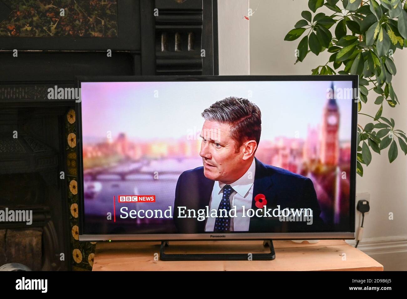 Fernsehinterview mit Keir Starmer, dem Oppositionsführer, über eine "zweite England-Sperre"; Text "zweite England-Sperre". Stockfoto