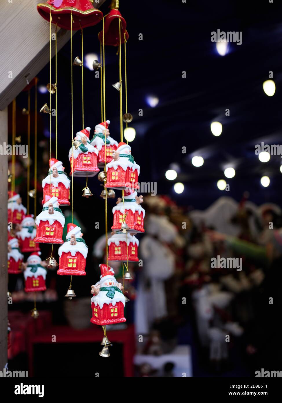 Weihnachtsdekoration an einem Stand im Chester Christmas Market, England Stockfoto