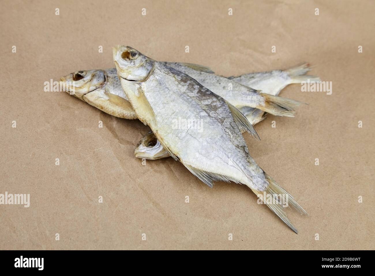 Trockener Fisch auf Papier Hintergrund, Bier Snack. Stockfoto