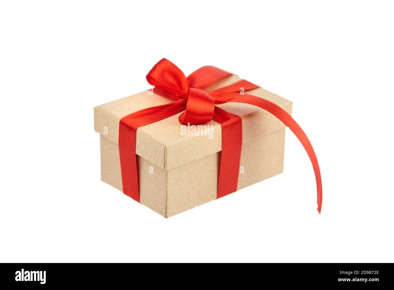 Geschenkbox oder Geschenkbox mit rotem Band Schleife isoliert auf weißem Hintergrund. Urlaubskonzept. Stockfoto