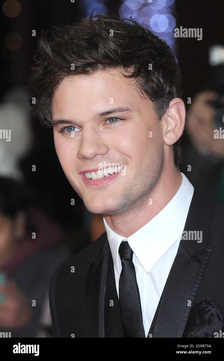 Jeremy Irvine besucht die Premiere von Railway man UK im Londoner Odeon West End. 4. Dezember 2013 © Paul Treadway Stockfoto