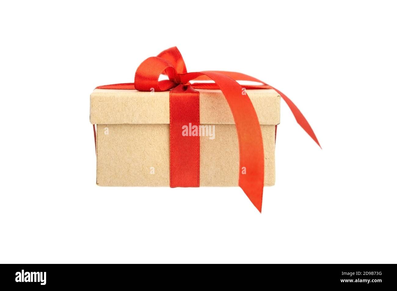 Geschenkbox oder Geschenkbox mit rotem Band Schleife isoliert auf weißem Hintergrund. Urlaubskonzept. Stockfoto