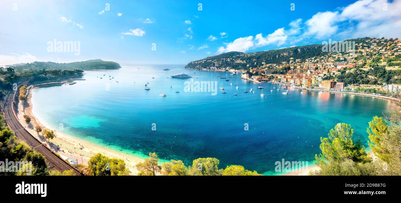 Panoramablick auf die Bucht und den Ferienort Villefranche sur Mer. Cote d'Azur, Französische riviera, Frankreich Stockfoto