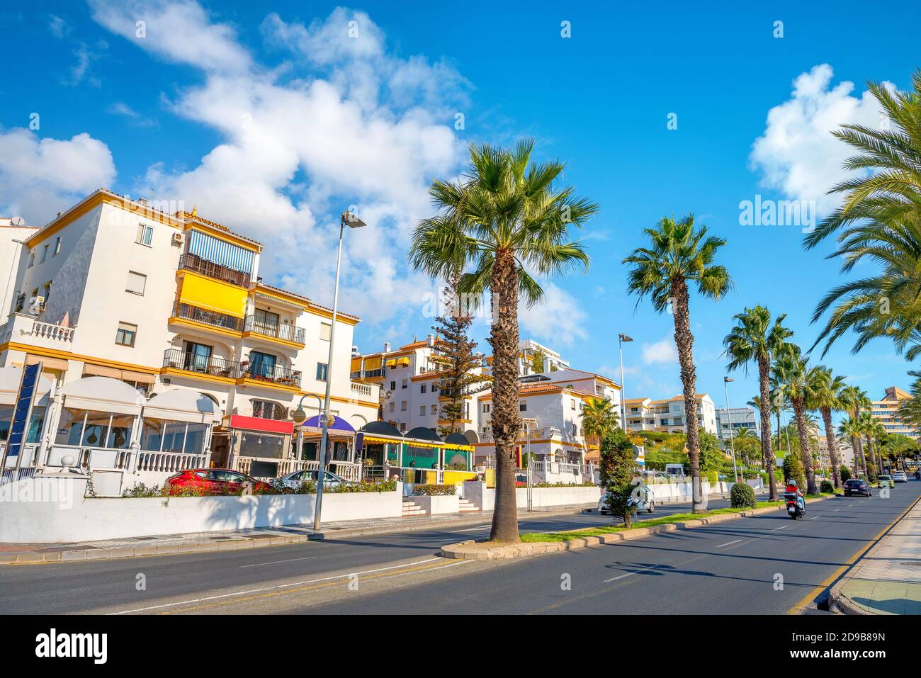 Stadtbild des Küstenwohnviertels entlang der Küste in der Kurstadt Benalmadena. Provinz Malaga, Andalusien, Spanien Stockfoto