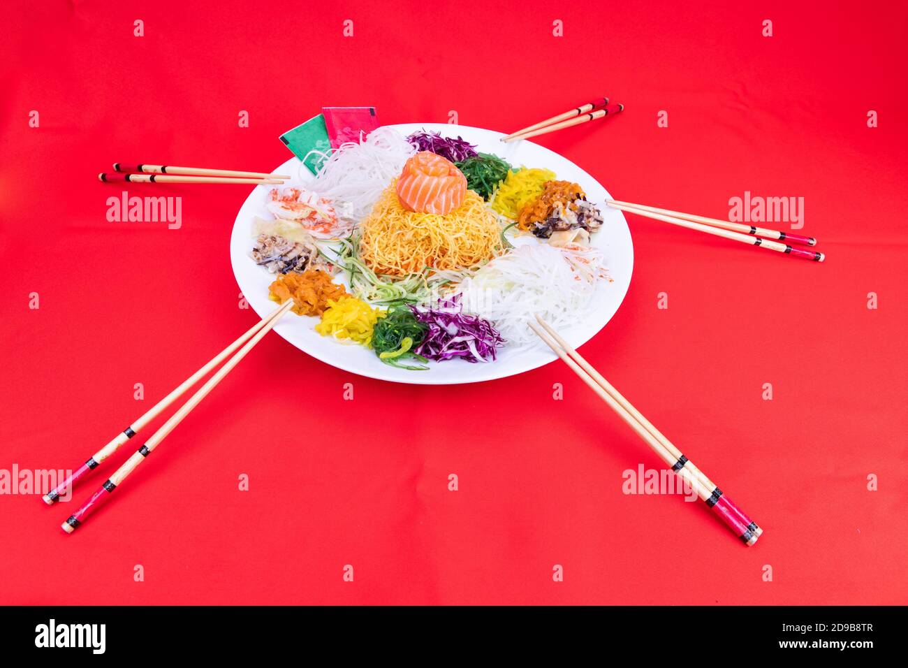Das Servieren von Yee Sang oder Yusheng brachte Glück Stockfoto