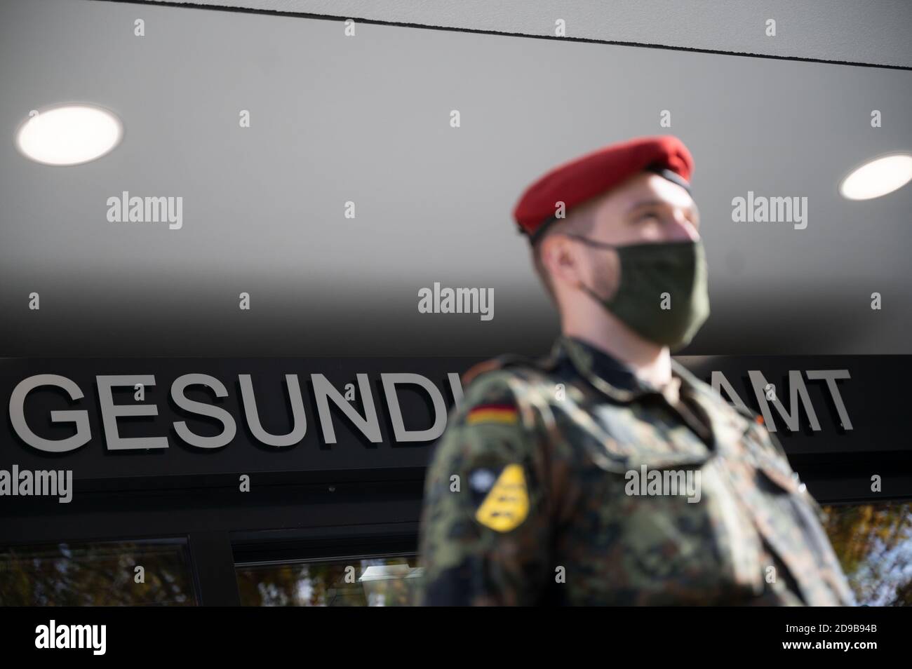 Karlsruhe, Deutschland. November 2020. Vor dem Eingang des Karlsruher Gesundheitsamtes steht ein Soldat. Zehn Angehörige der Bundeswehr unterstützen den Landkreis Karlsruhe bei der Verfolgung von Ansprechpartnern während der Corona-Krise. Quelle: Marijan Murat/dpa/Alamy Live News Stockfoto