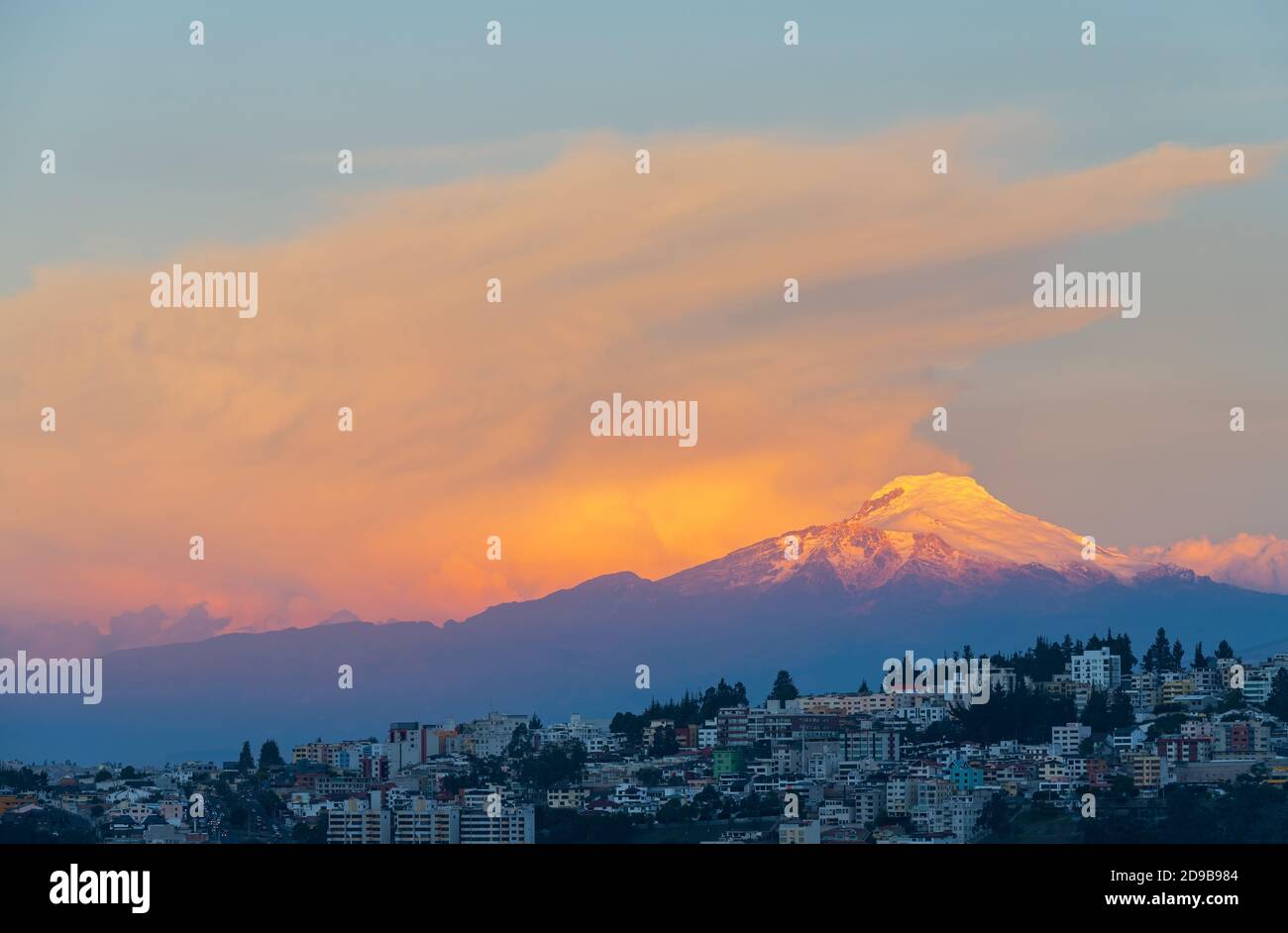 Cayambe Vulkan Sonnenuntergang und Quito Stadt Luftbild Skyline, Ecuador. Stockfoto