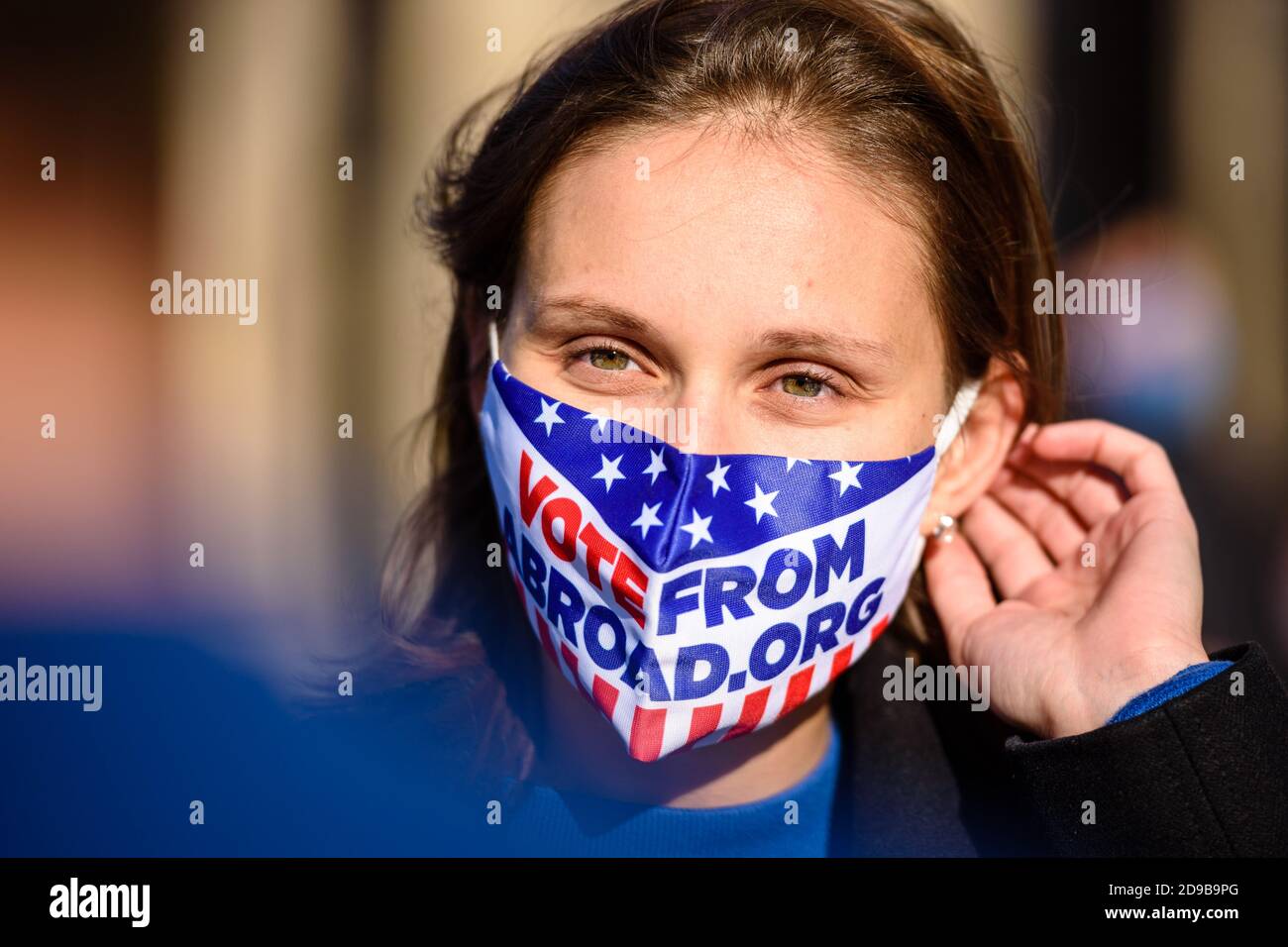 Deutschland, Berlin, 04. November 2020: Ein Protestierender und Anhänger des demokratischen Präsidentschaftskandidaten Ex-Vizepräsident JOE BIDEN mit der Facemask "Votefromabroad.org" ist neben dem Brandenburger Tor in der Mitte Berlins bei einer Kundgebung unter dem Motto "Stimmen zählen! Kundgebung für faire Wahlen in den USA' organisiert von den Demokraten im Ausland, der offiziellen Organisation der Demokratischen Partei für US-Bürger, die dauerhaft oder vorübergehend außerhalb der Vereinigten Staaten leben, während der bevorstehenden endgültigen Stimmenauszählung für die US-Präsidentschaftswahlen 2020. Die Organisatoren Stockfoto