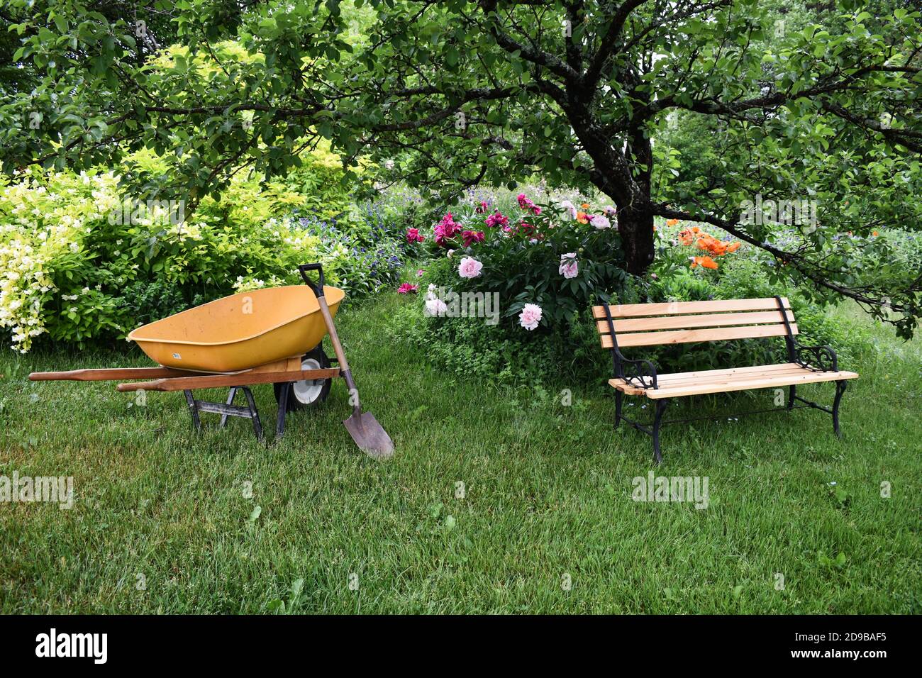 Travail dans le jardin de la maison Stockfoto