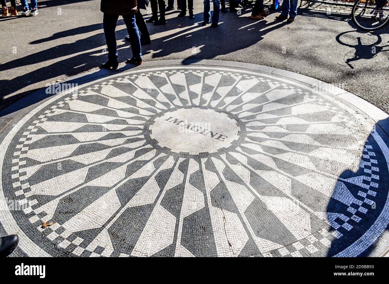 Stellen Sie sich das Tribute-Zeichen auf dem Foor im Central Park vor. Strawberry Fields John Lennon Memorial. Manhattan, New York City, USA Stockfoto