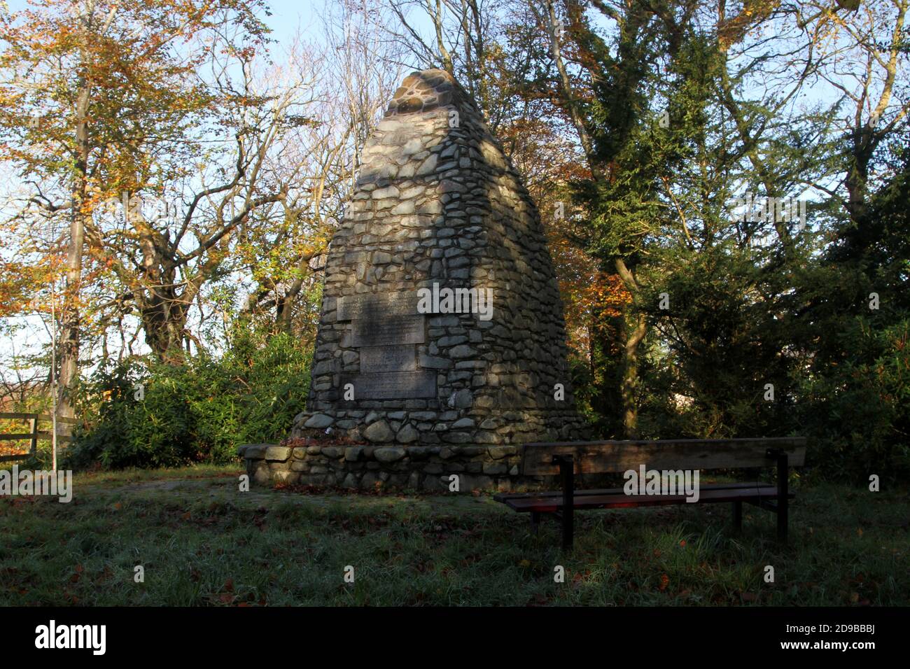 Leglen Wood, Monument to Willam Wallace & Robert Burns, Auchincruive, Ayrshire, Schottland, Großbritannien. Ein Denkmal für William Wallace und seinen großen Bewunderer Robert Burns befindet sich im Rest von Leglen Wood auf der Westseite der Auchencruive/Belston Road, südlich von Oswalds Brücke über den Fluss Ayr. Die Cairn wurde im September 1929 von der Burns Federation errichtet. Die Anlage wurde von Herrn John Haddah von Girvan Mains und den Kosten, die von Pfarrer J. C. Higgins, Minister der Gemeinde Tarbolton, übernommen wurden, geschenkt. Stockfoto Leglen Wood, Monument to Willam Wallace & Robert Burns, Auchincruive, Ayrshire, Schottland, Großbritannien. Ein Denkmal für William Wallace und seinen großen Bewunderer Robert Burns befindet sich im Rest von Leglen Wood auf der Westseite der Auchencruive/Belston Road, südlich von Oswalds Brücke über den Fluss Ayr. Die Cairn wurde im September 1929 von der Burns Federation errichtet. Die Anlage wurde von Herrn John Haddah von Girvan Mains und den Kosten, die von Pfarrer J. C. Higgins, Minister der Gemeinde Tarbolton, übernommen wurden, geschenkt. Stockfoto