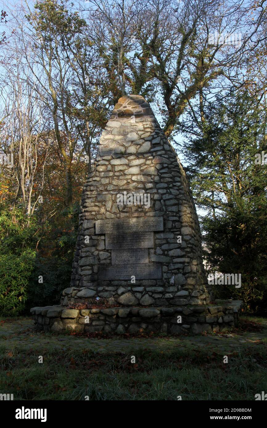 Leglen Wood, Monument to Willam Wallace & Robert Burns, Auchincruive, Ayrshire, Schottland, Großbritannien. Ein Denkmal für William Wallace und seinen großen Bewunderer Robert Burns befindet sich im Rest von Leglen Wood auf der Westseite der Auchencruive/Belston Road, südlich von Oswalds Brücke über den Fluss Ayr. Die Cairn wurde im September 1929 von der Burns Federation errichtet. Die Anlage wurde von Herrn John Haddah von Girvan Mains und den Kosten, die von Pfarrer J. C. Higgins, Minister der Gemeinde Tarbolton, übernommen wurden, geschenkt. Stockfoto Leglen Wood, Monument to Willam Wallace & Robert Burns, Auchincruive, Ayrshire, Schottland, Großbritannien. Ein Denkmal für William Wallace und seinen großen Bewunderer Robert Burns befindet sich im Rest von Leglen Wood auf der Westseite der Auchencruive/Belston Road, südlich von Oswalds Brücke über den Fluss Ayr. Die Cairn wurde im September 1929 von der Burns Federation errichtet. Die Anlage wurde von Herrn John Haddah von Girvan Mains und den Kosten, die von Pfarrer J. C. Higgins, Minister der Gemeinde Tarbolton, übernommen wurden, geschenkt. Stockfoto