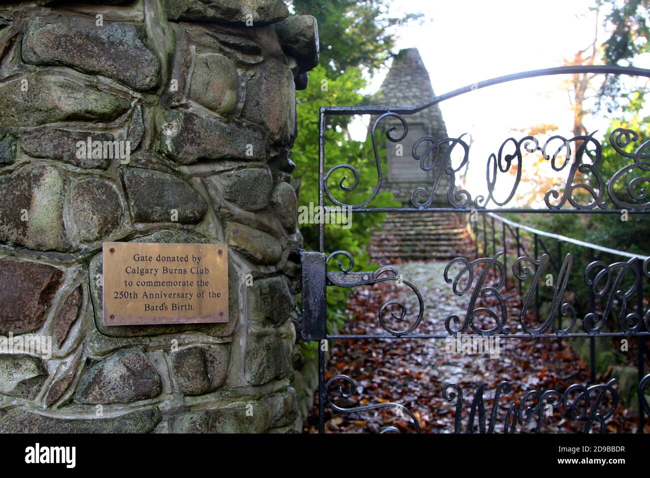 Leglen Wood, Monument to Willam Wallace & Robert Burns, Auchincruive, Ayrshire, Schottland, Großbritannien. Ein Denkmal für William Wallace und seinen großen Bewunderer Robert Burns befindet sich im Rest von Leglen Wood auf der Westseite der Auchencruive/Belston Road, südlich von Oswalds Brücke über den Fluss Ayr. Die Cairn wurde im September 1929 von der Burns Federation errichtet. Die Anlage wurde von Herrn John Haddah von Girvan Mains und den Kosten, die von Pfarrer J. C. Higgins, Minister der Gemeinde Tarbolton, übernommen wurden, geschenkt. Stockfoto Leglen Wood, Monument to Willam Wallace & Robert Burns, Auchincruive, Ayrshire, Schottland, Großbritannien. Ein Denkmal für William Wallace und seinen großen Bewunderer Robert Burns befindet sich im Rest von Leglen Wood auf der Westseite der Auchencruive/Belston Road, südlich von Oswalds Brücke über den Fluss Ayr. Die Cairn wurde im September 1929 von der Burns Federation errichtet. Die Anlage wurde von Herrn John Haddah von Girvan Mains und den Kosten, die von Pfarrer J. C. Higgins, Minister der Gemeinde Tarbolton, übernommen wurden, geschenkt. Stockfoto