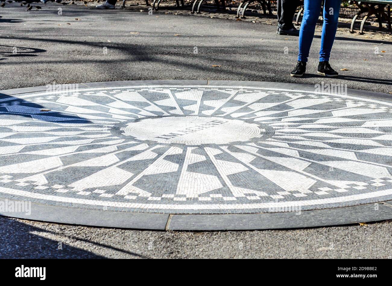 Stellen Sie sich das Tribute-Zeichen auf dem Foor im Central Park vor. Strawberry Fields John Lennon Memorial. Manhattan, New York City, USA Stockfoto