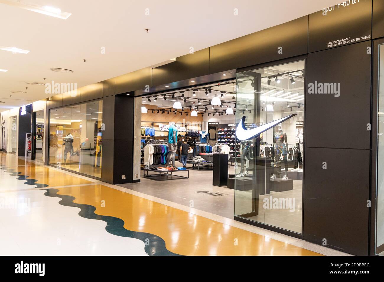 Nike Shop Stockfotos und -bilder Kaufen - Seite 2 - Alamy