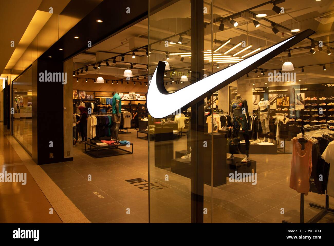 Nike, Inc. Ist ein US-amerikanisches multinationales Unternehmen, das Schuhe, Bekleidung, Ausrüstung, Accessoires und Dienstleistungen weltweit vertreibt. Stockfoto