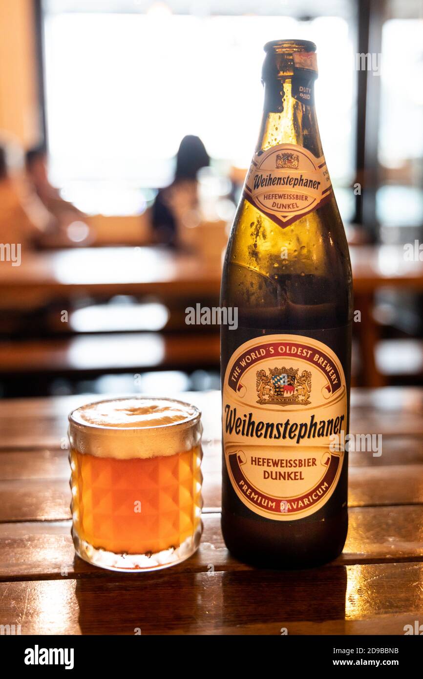 Weihenstephaner Bier ist jetzt in Malaysia erhältlich. Die Brauerei bewirbt sich als "älteste Brauerei der Welt" Stockfoto