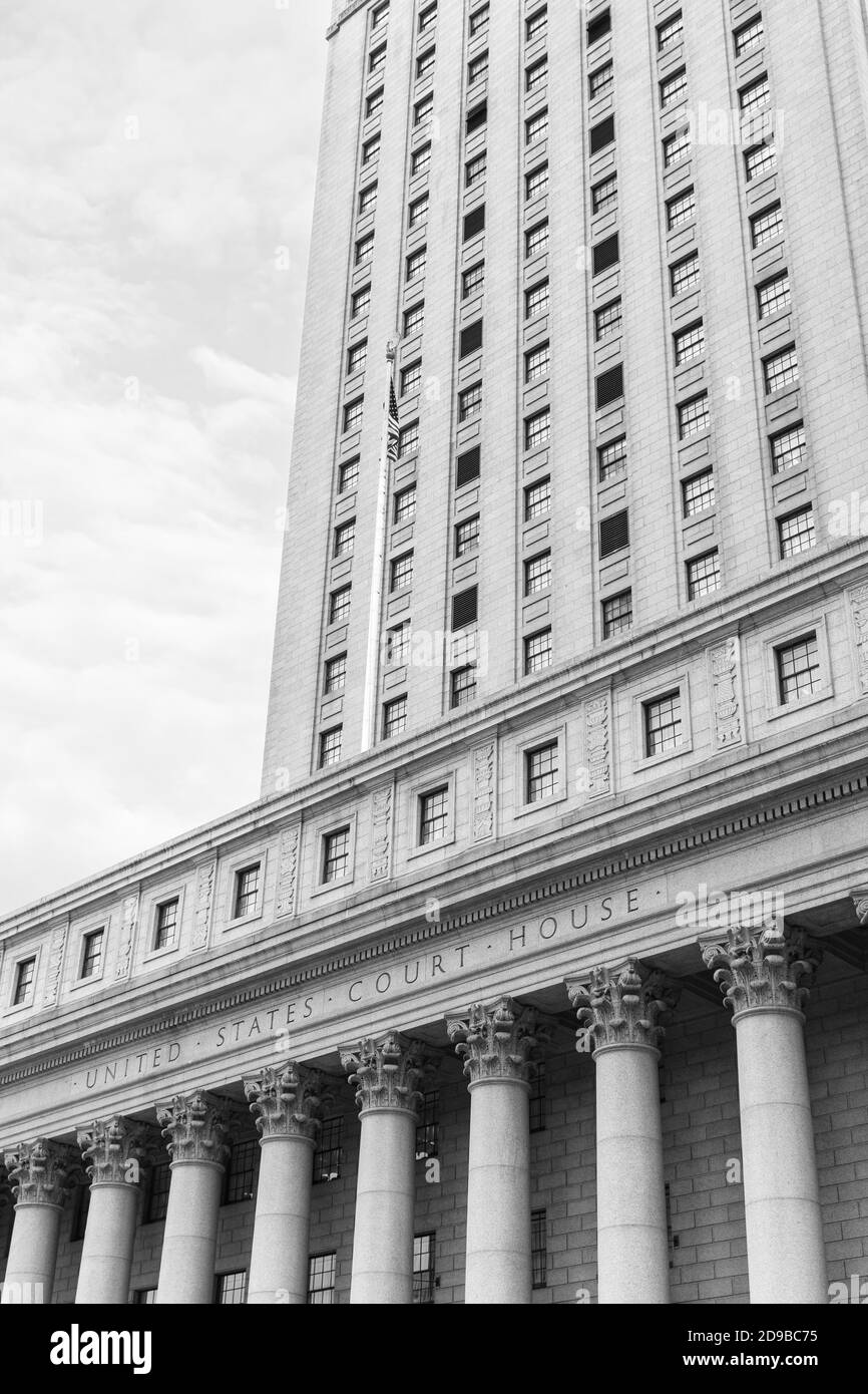 Schwarz-Weiß-Bild des United States Court House. Gerichtsgebäude Fassade mit Säulen, Lower Manhattan, New York Stockfoto