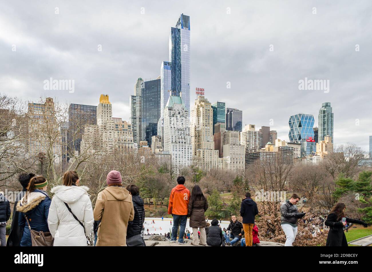 Die Menschen im Central Park bewundern den Blick auf Wolkenkratzer und Türme am Weihnachtstag. Bürger und Besucher feiern Urlaub in Manhattan Stockfoto