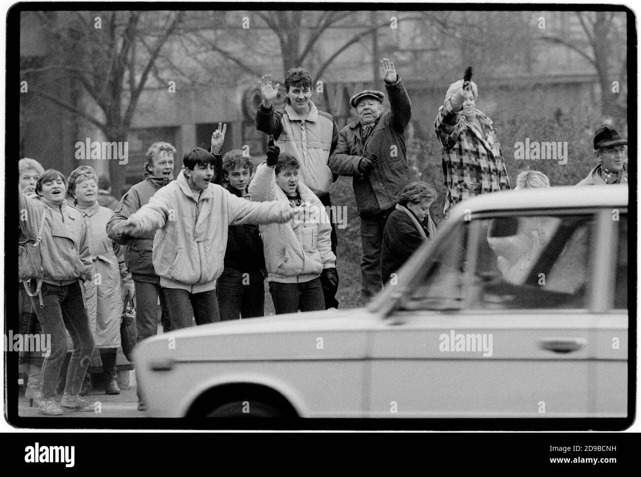 Tschechoslowakei Samtene Revolution Prag November 1989 gescannt im Jahr 2020 feiert und unterstützt die Tausende von Demonstranten auf dem Wenzelsplatz während der Samtenen Revolution. Wikipedia: Die Samtene Revolution (tschechisch: Sametová revolutionce) oder sanfte Revolution (slowakisch: nežná revolúcia) war ein gewaltfreier Machtwechsel in der damaligen Tschechoslowakei, der vom 17. November auf den 29. Dezember 1989 stattfand. Zu den Volksdemonstrationen gegen die Einparteienregierung der Kommunistischen Partei der Tschechoslowakei gehörten Studenten und ältere Dissidenten. Das Ergebnis war das Ende von 41 Jahren Einparteienherrschaft in Czecho Stockfoto