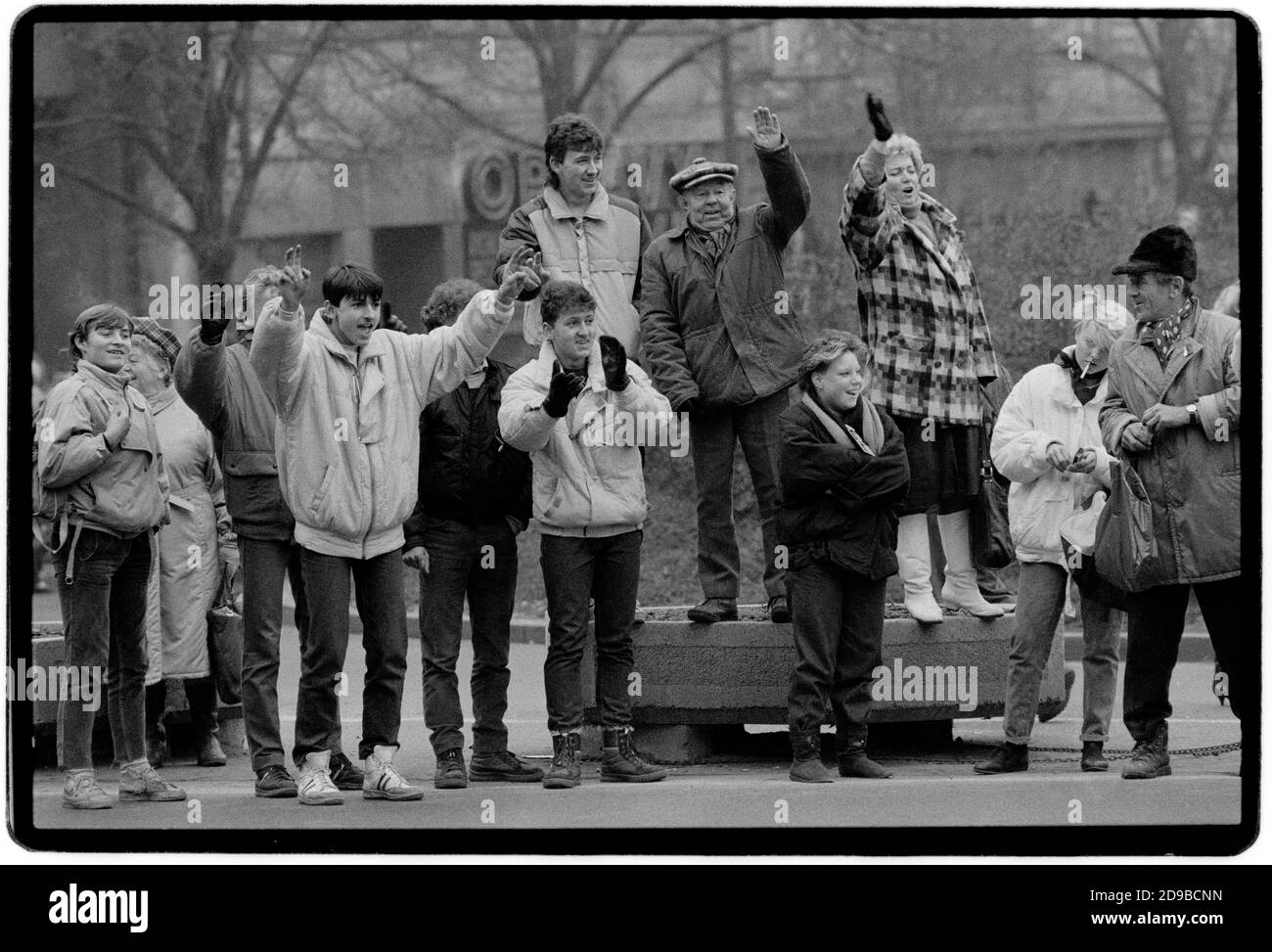 Tschechoslowakei Samtene Revolution Prag November 1989 gescannt im Jahr 2020 feiert und unterstützt die Tausende von Demonstranten auf dem Wenzelsplatz während der Samtenen Revolution. Wikipedia: Die Samtene Revolution (tschechisch: Sametová revolutionce) oder sanfte Revolution (slowakisch: nežná revolúcia) war ein gewaltfreier Machtwechsel in der damaligen Tschechoslowakei, der vom 17. November auf den 29. Dezember 1989 stattfand. Zu den Volksdemonstrationen gegen die Einparteienregierung der Kommunistischen Partei der Tschechoslowakei gehörten Studenten und ältere Dissidenten. Das Ergebnis war das Ende von 41 Jahren Einparteienherrschaft in Czecho Stockfoto