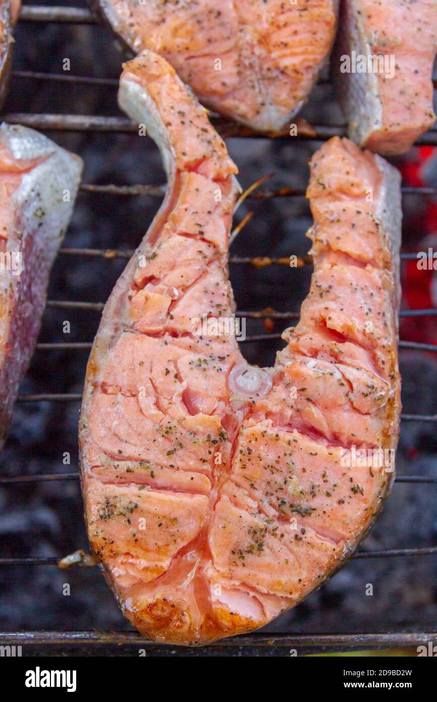 Große Fisch Steaks frische Forelle gebraten in Gewürzen auf der Grill  Stockfotografie - Alamy