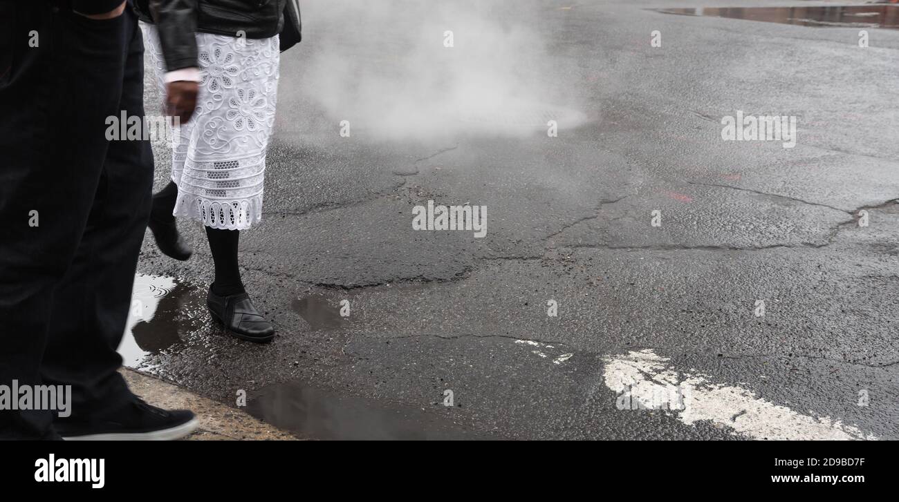 Fußgänger auf der Straße und Vapor von der Straße U-Bahn auf Manhattan Stockfoto