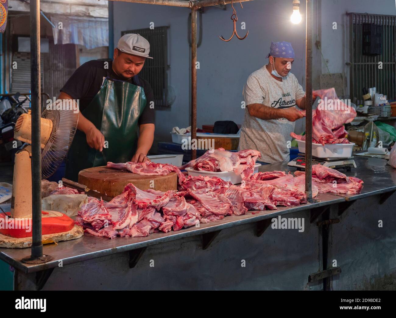 Zwei Metzger auf dem Bang Rak Markt in Bangkok, Thailand. Stockfoto
