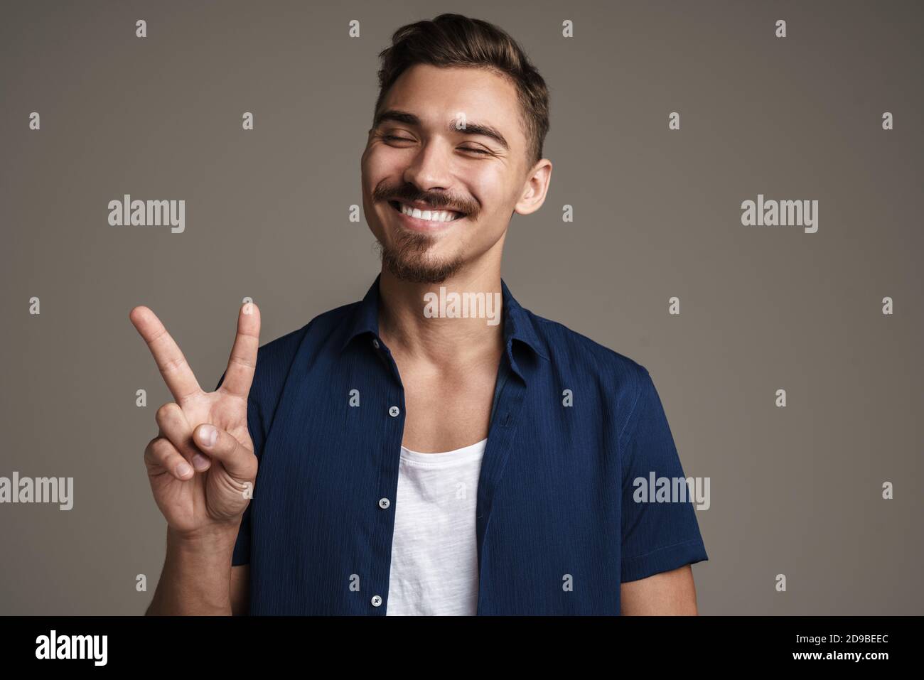 Friedenszeichen Geste Stockfotos Und Bilder Kaufen Alamy